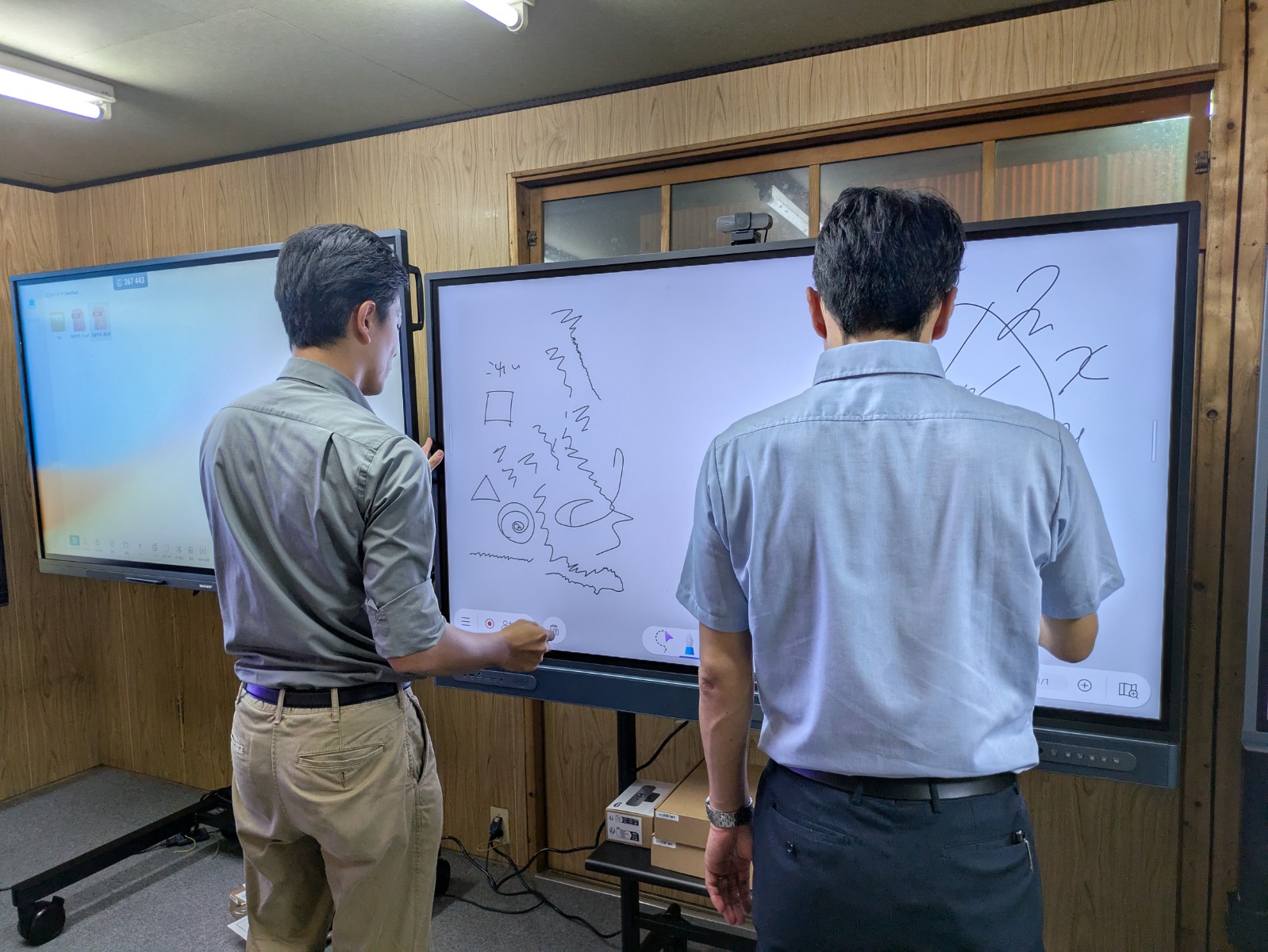 来場者が電子黒板を体験している様子